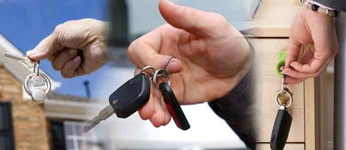 Locksmith helping with a car lockout in Yelm Washington
