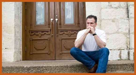 Locksmith inspecting a vehicle before explaining car lockout cost